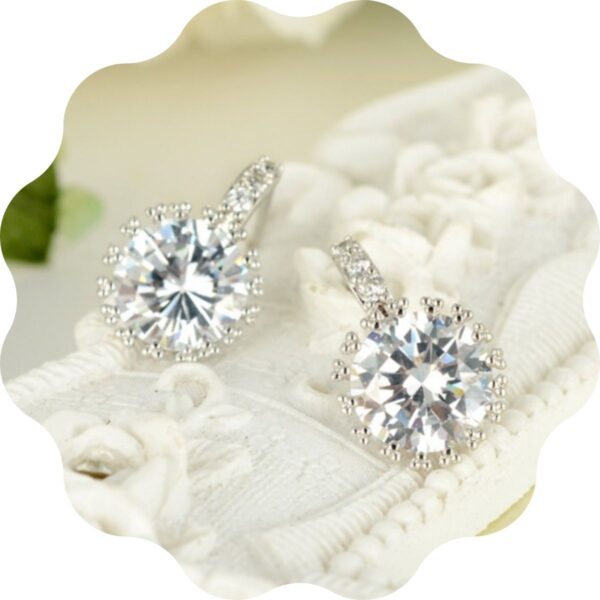 Clous d'oreilles zircons blancs