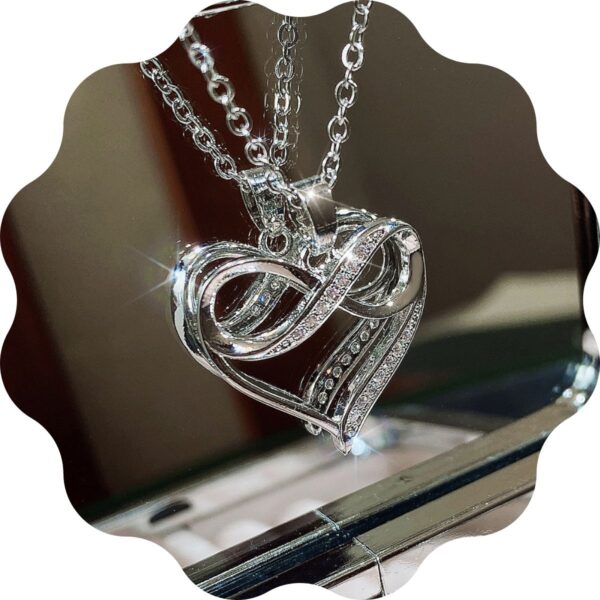 Collier infini incrusté dans un cœur