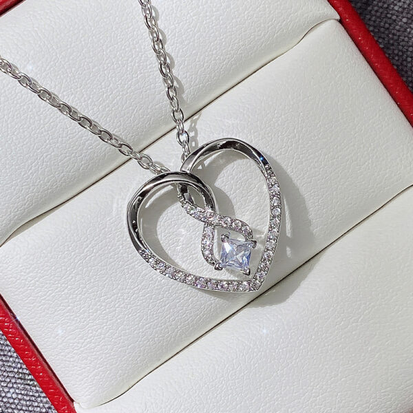 Collier infini inséré dans un cœur – Image 4