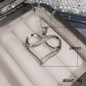 Collier infini incrusté dans un cœur