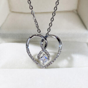 Collier infini inséré dans un cœur
