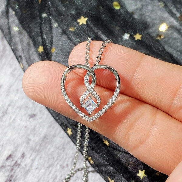 Collier infini inséré dans un cœur – Image 3