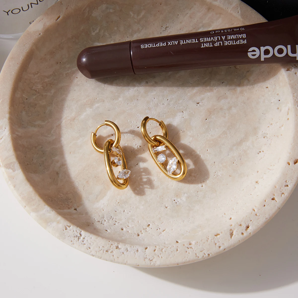 Boucles d'oreilles à double anneau géométrique en acier inoxydable plaqué or 18 carats avec zircon blanc pour femme, bijoux imperméables – Image 4