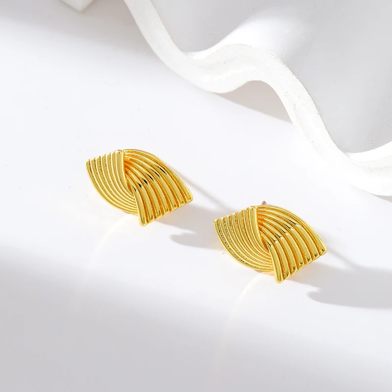 Boucles d'Oreilles Puces Géométriques Plaqué Or Femme – Image 4