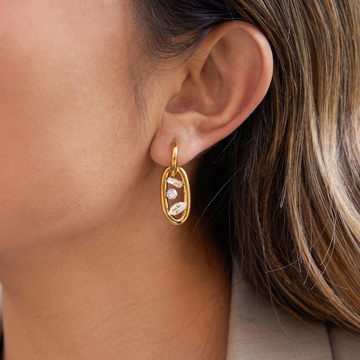 Boucles d'oreilles à double anneau géométrique en acier inoxydable plaqué or 18 carats avec zircon blanc pour femme, bijoux imperméables – Image 2