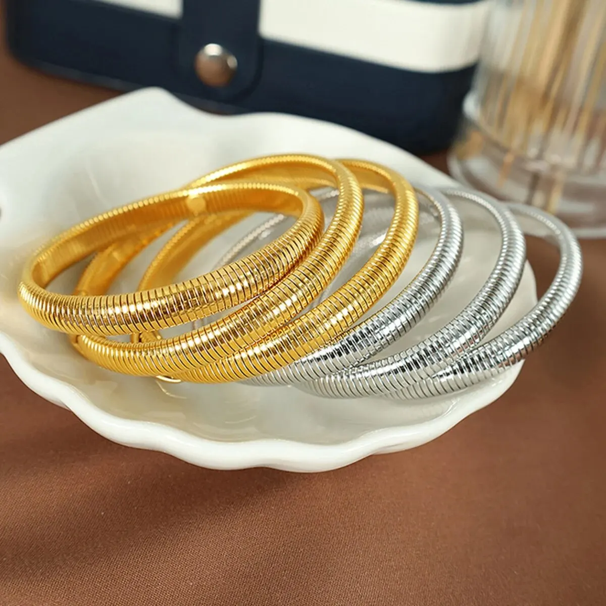 Bracelet Acier Inoxydable Plaqué Or 18K Rétro Unisexe – Image 4