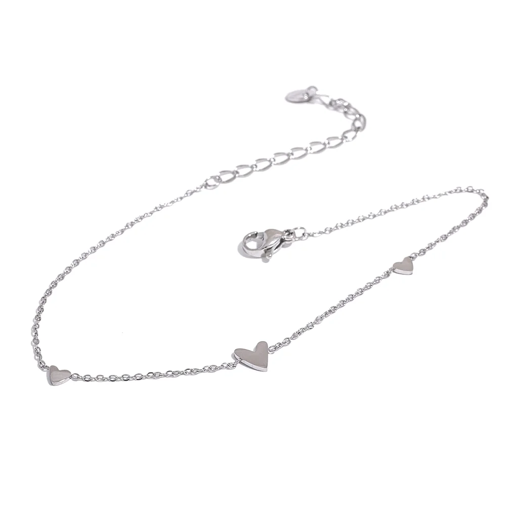 Version argentée du bracelet de cheville à cœurs, présentée à plat