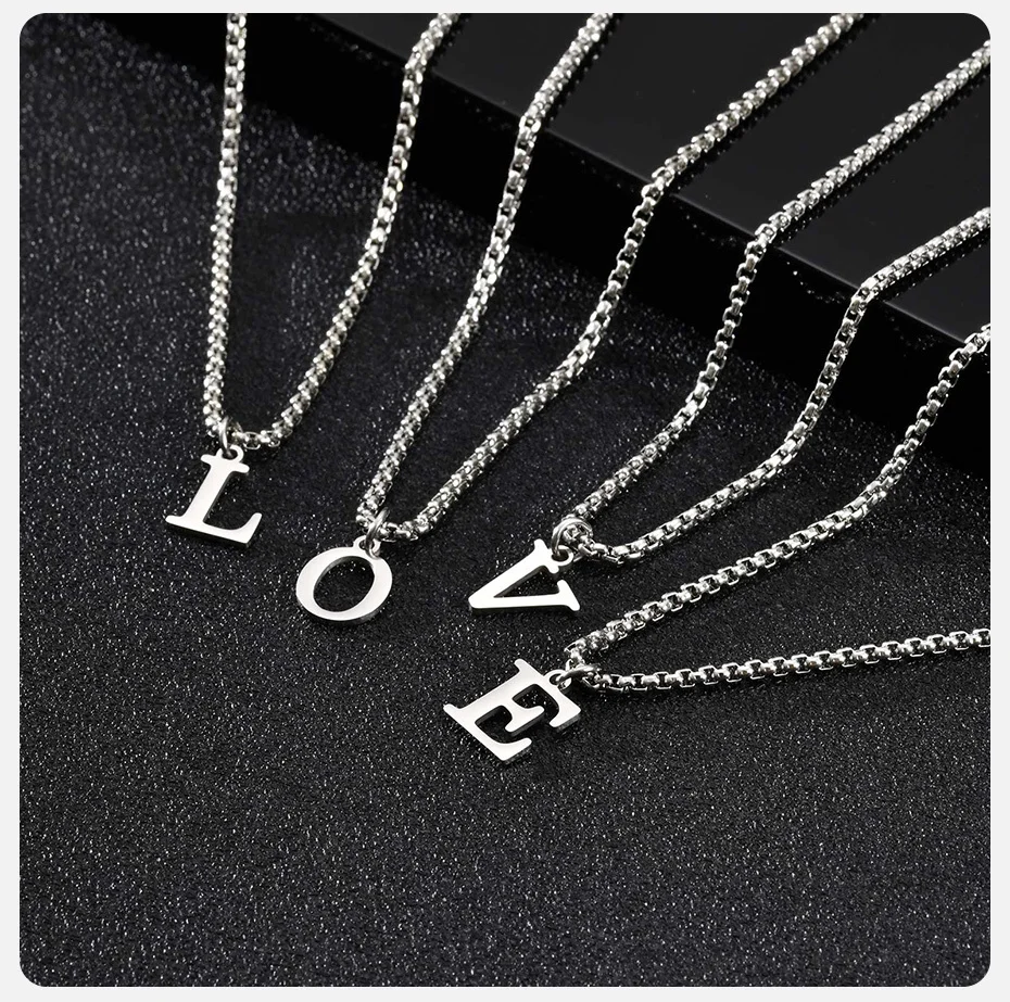Pendentifs lettres L, O, V et E en acier inoxydable, suspendus à des chaînes fines maille boîte