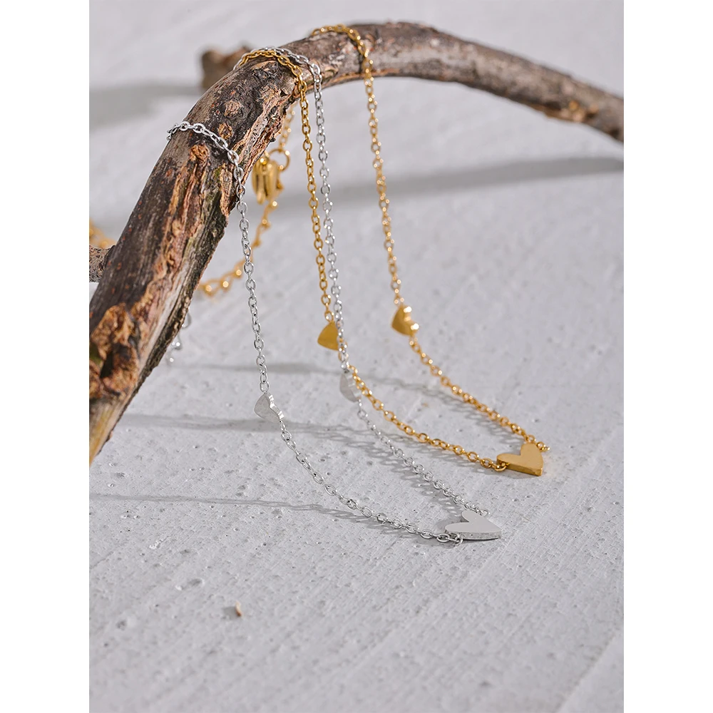 Le bracelet de cheville porté à la cheville, les cœurs plats alignés le long de la chaîne