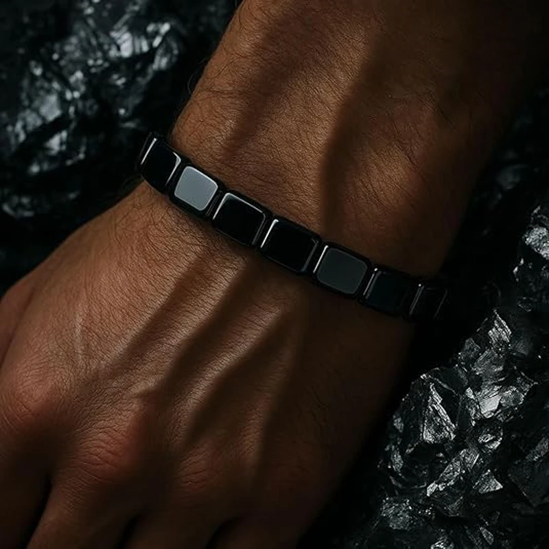 Bracelet d'hématite noire porté au poignet, gros plan sur les perles