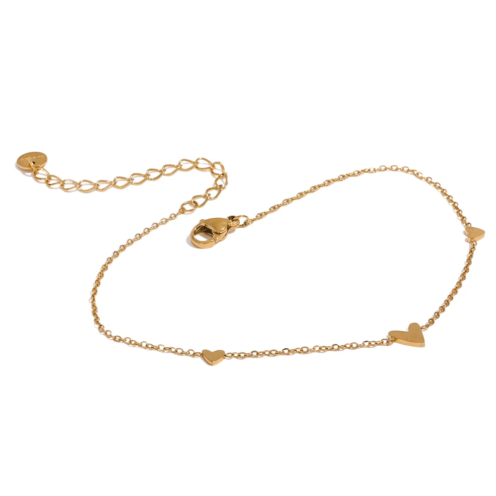 Version dorée du bracelet de cheville à cœurs, présentée à plat