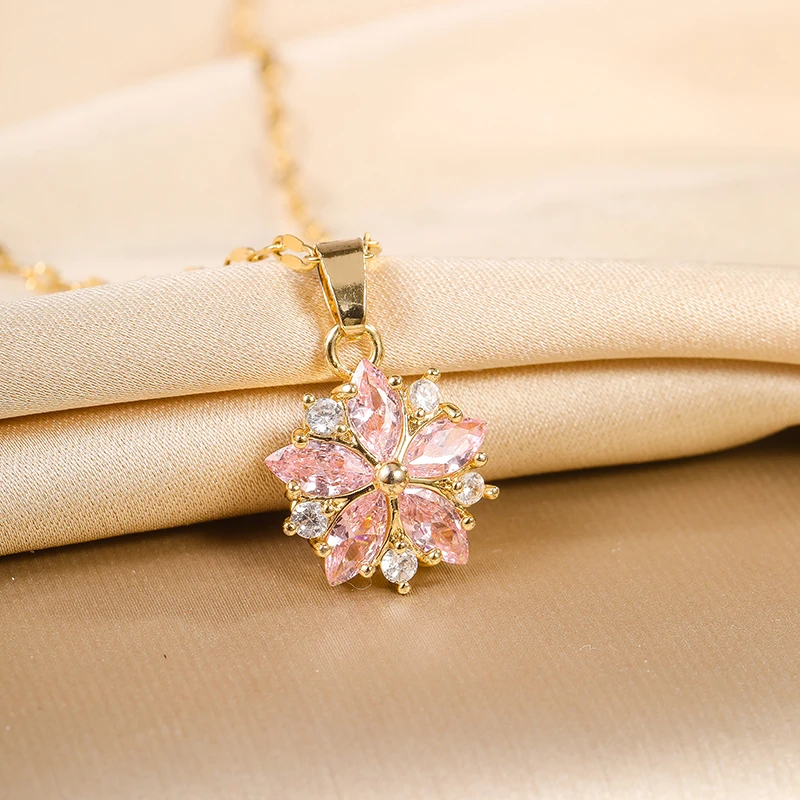 Gros plan sur la fleur : cinq pétales en zircon rose taille marquise et petits zircons blancs ronds.
