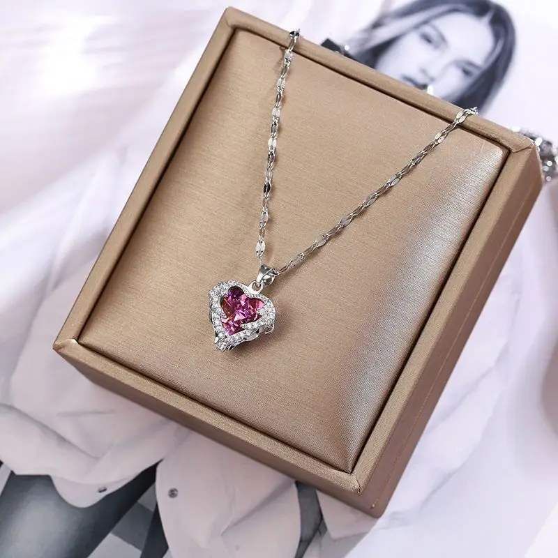 Pendentif cœur en cristal rose-violet irisé, entouré de zircons cubiques, sur une chaîne fine argentée en acier inoxydable
