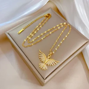 Collier à pendentif oiseau posé sur un écrin satiné, chaîne dorée et chaînette de réglage visibles.